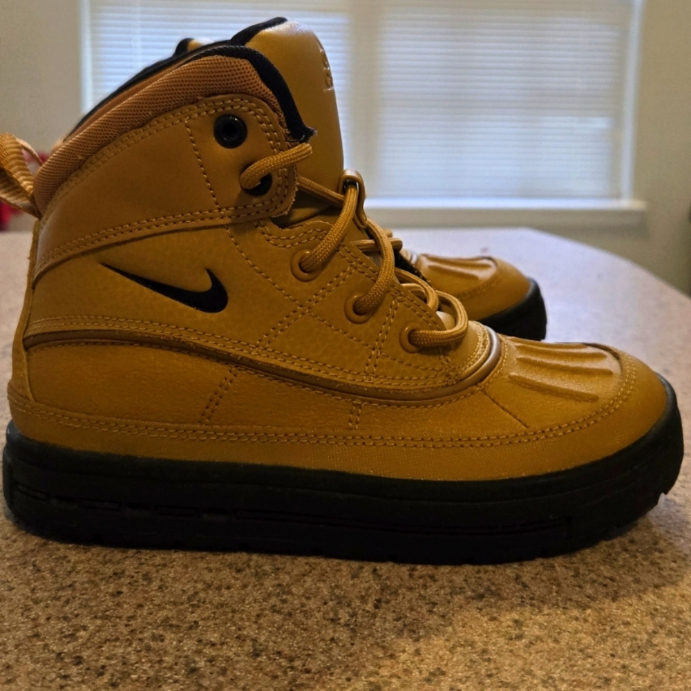 12C Nike ACG boots